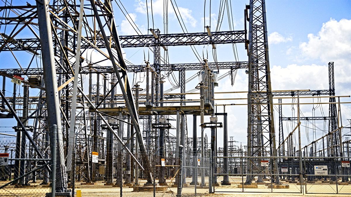 Subestación eléctrica con pórticos y seccionadores