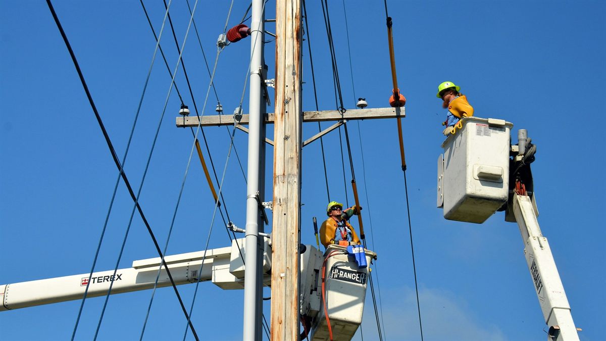 Dos cestas elevadoras trabajando sobre una línea eléctrica