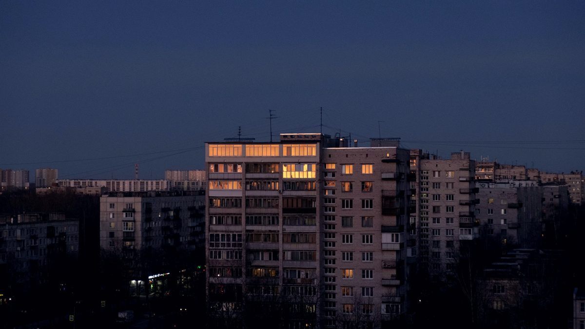 Bloques de viviendas iluminados al anochecer